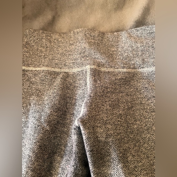 Lululemon crop leggings size 6 - Picture 5 of 6